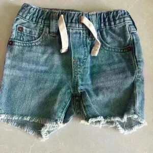 GAP shorts.